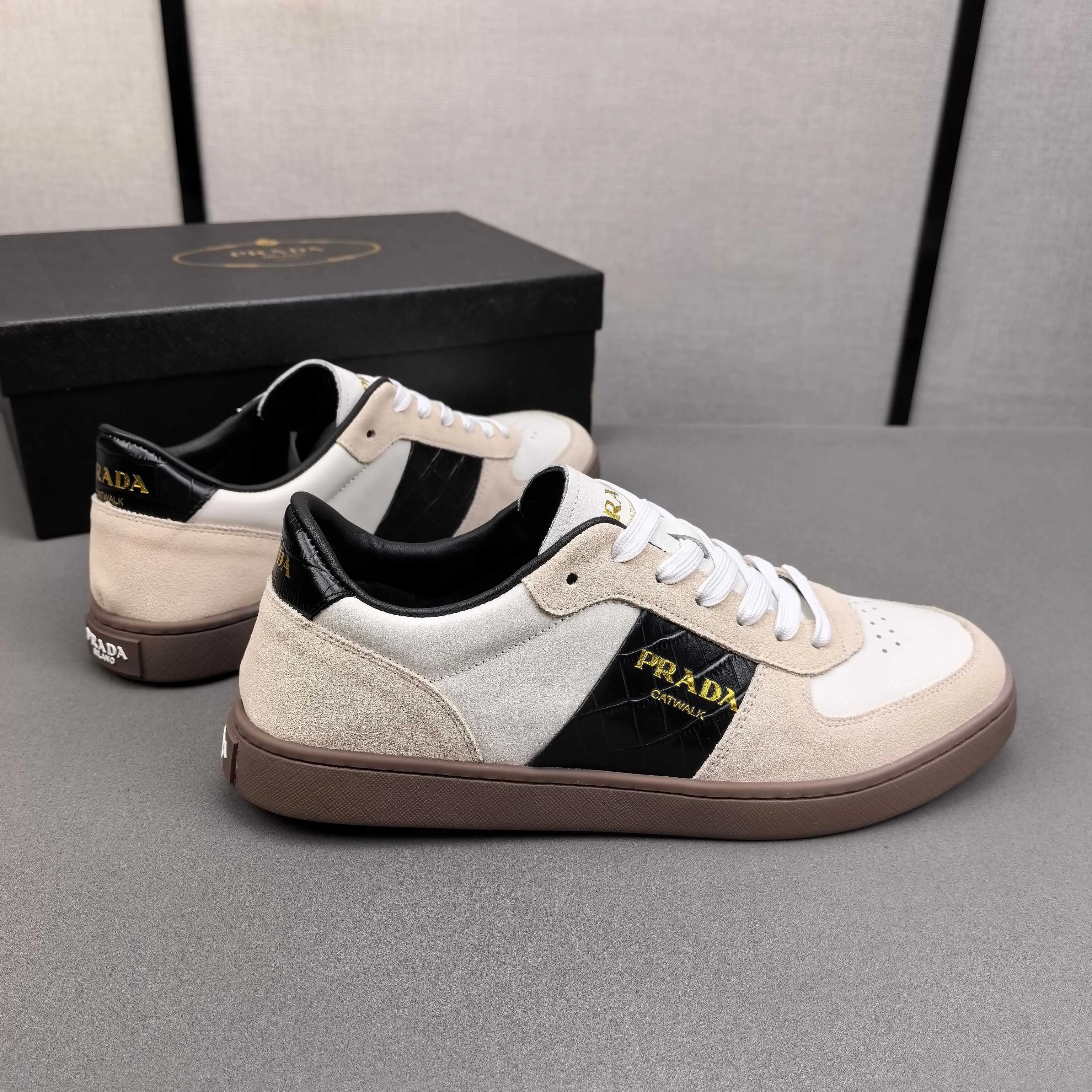 PP420❣️❣️❣️Prada set off the audience! Prada, an international brand that is constantly innovating, this men's casual shoe, the original version, made of cowhide leather at a ratio of one to one at the store, with leather feet and rubber non-slip outsole, breathable and comfortable, quality speaks for itself👄38-44